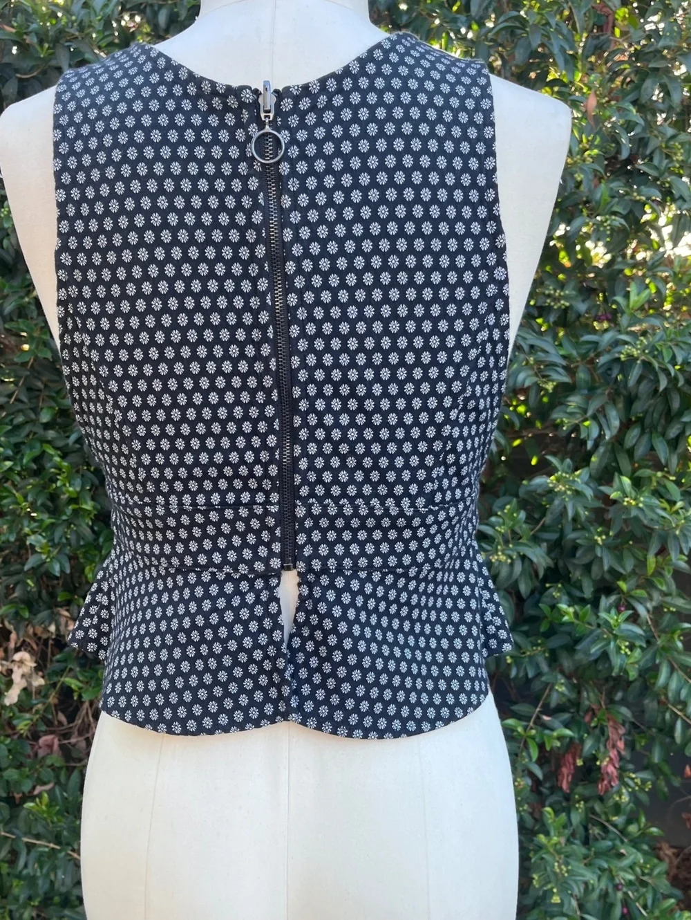 Free People Floral Peplum Top Size 4 Black White Sleeveless V Neck Zip Back Boho